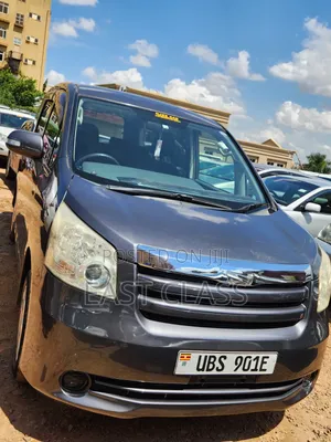 Toyota Noah 2010 Gray