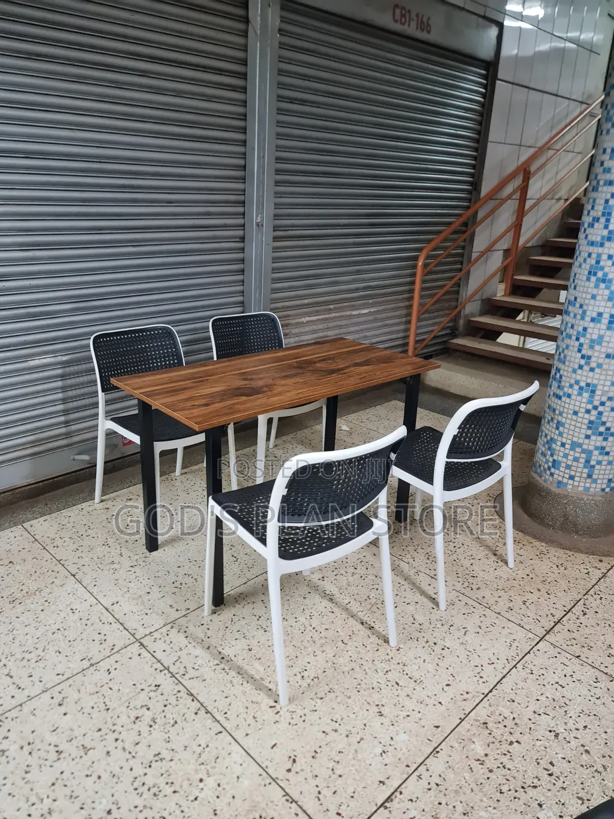Genius Wooden Foldable Table and Meshed Back Plastic Restaurant Chairs