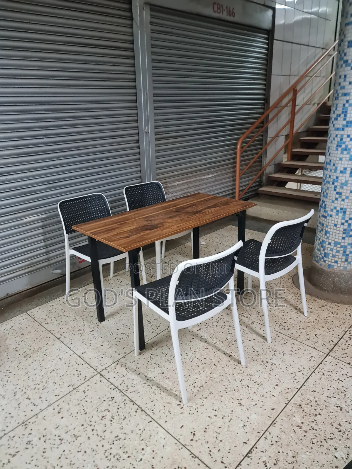 Genius Wooden Foldable Table and Meshed Back Plastic Restaurant Chairs