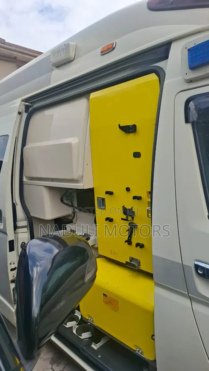 Toyota HiAce 2010 White