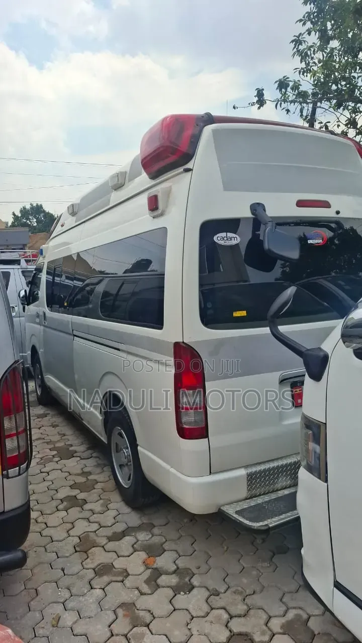 Toyota HiAce 2010 White