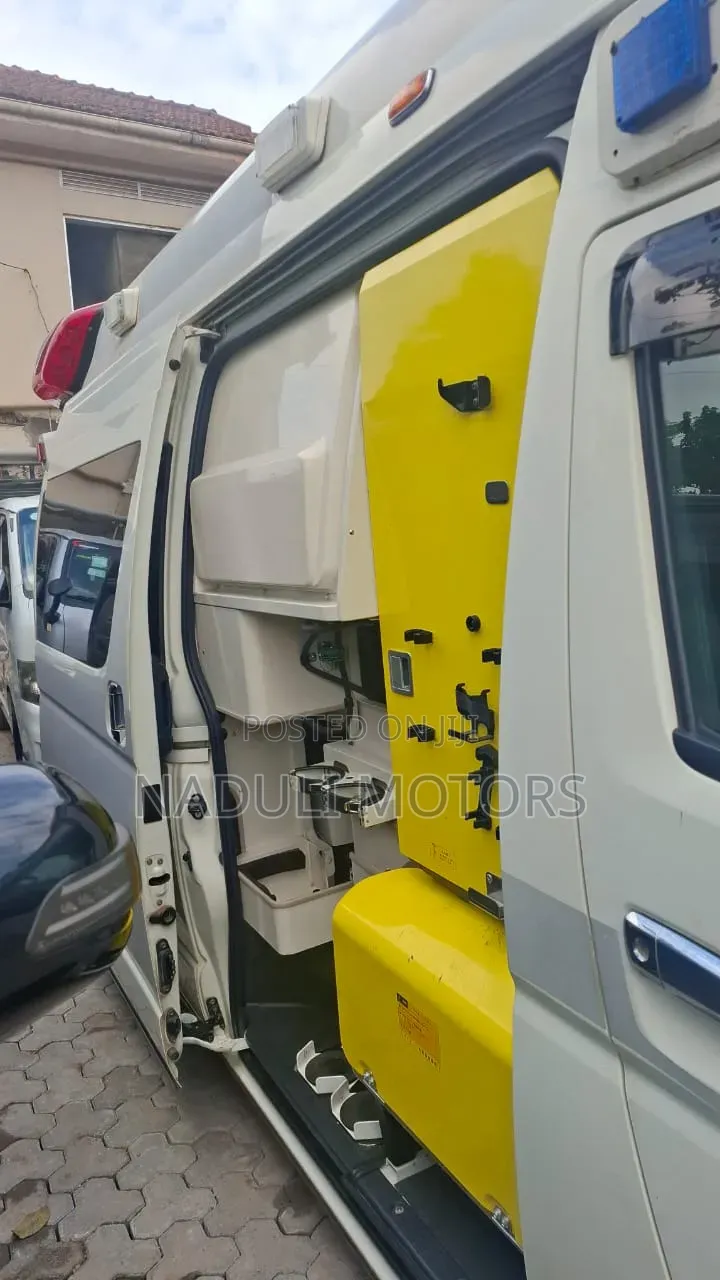Toyota HiAce 2010 White