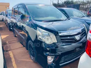 Toyota Noah 2.0 143hp FWD (8 Seater) 2012 Black