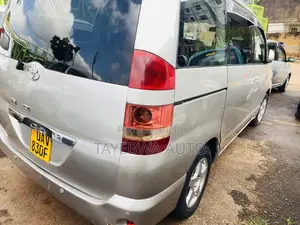 Toyota Noah 2003 Silver