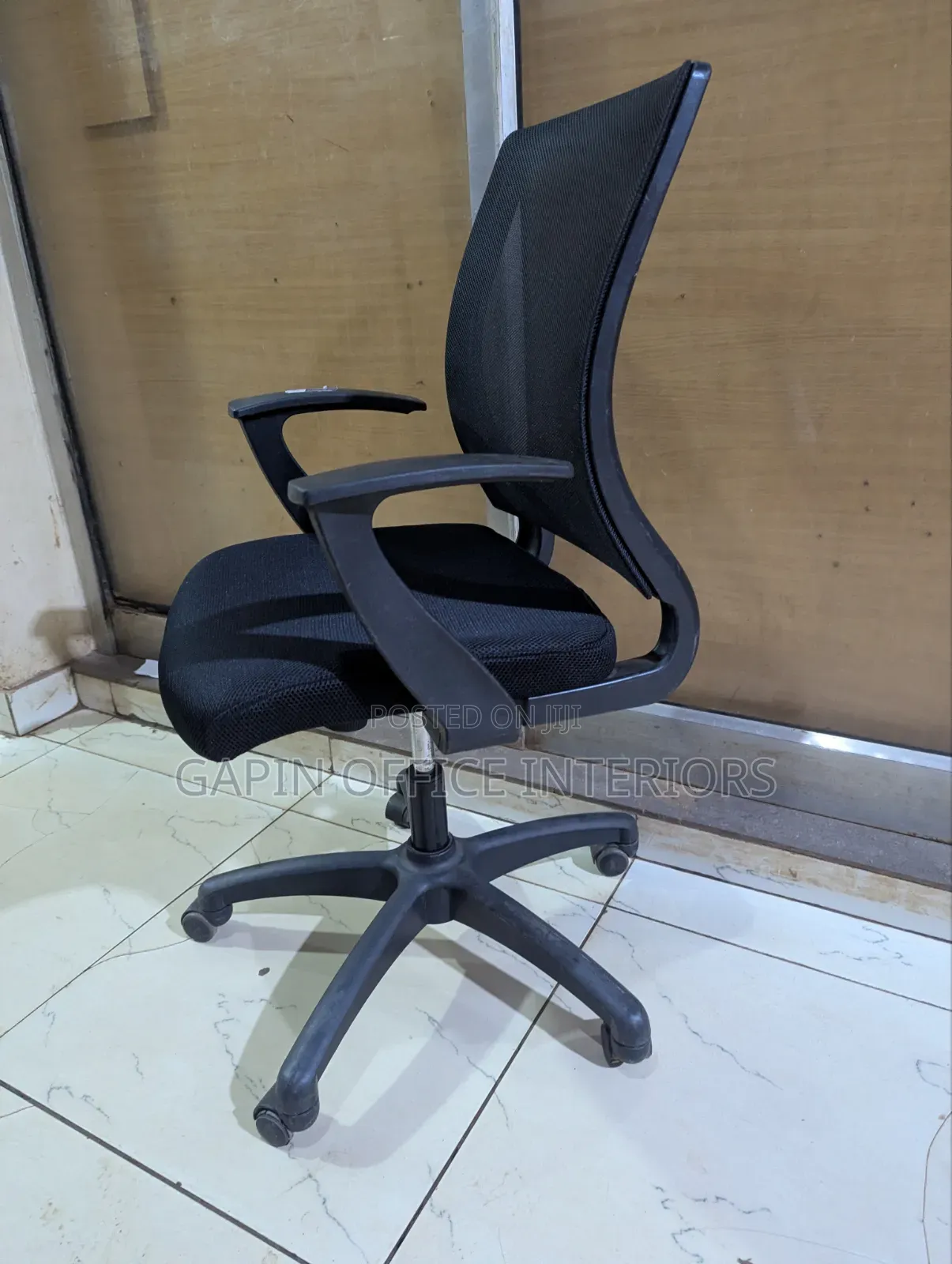 Refurbished Mesh Back Office Chair With Fixed Armrets