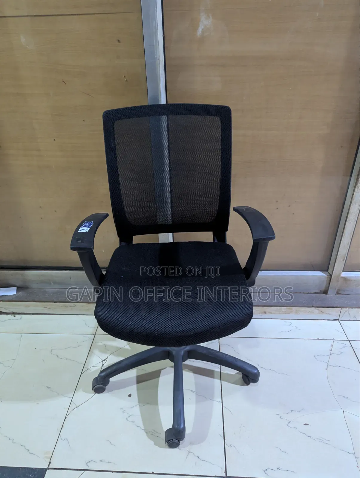 Refurbished Mesh Back Office Chair With Fixed Armrets