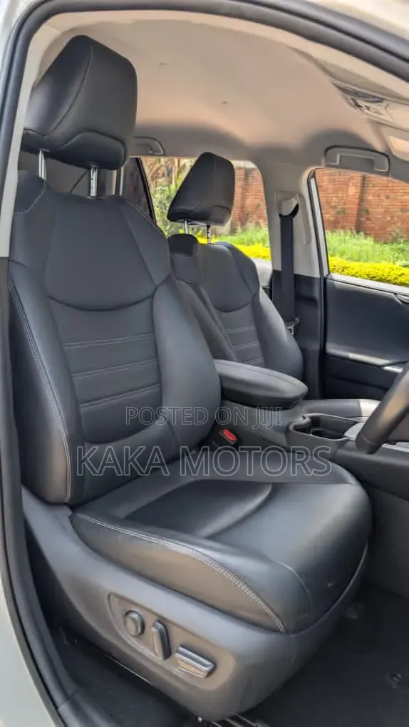 Toyota RAV4 2021 White