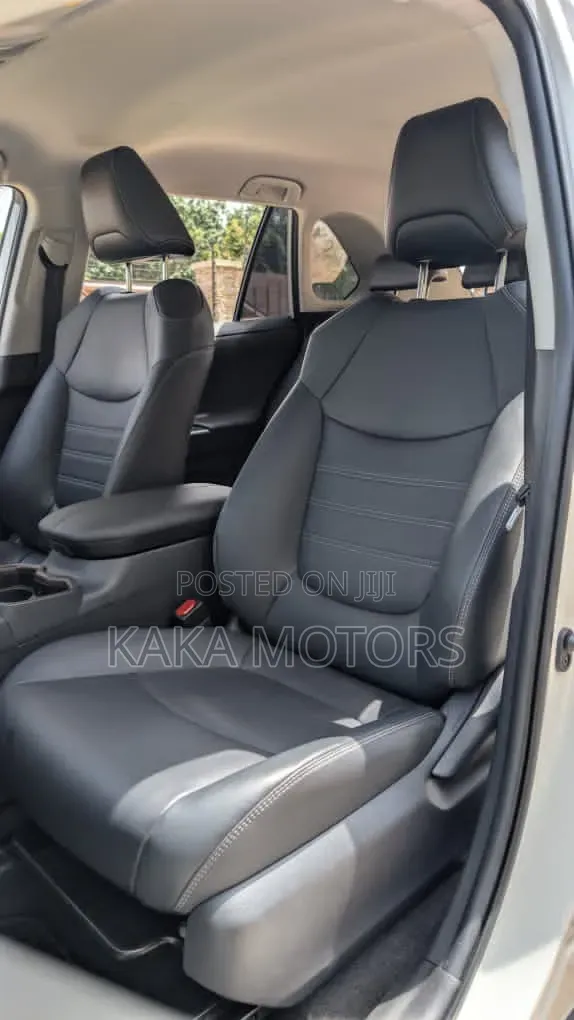 Toyota RAV4 2021 White