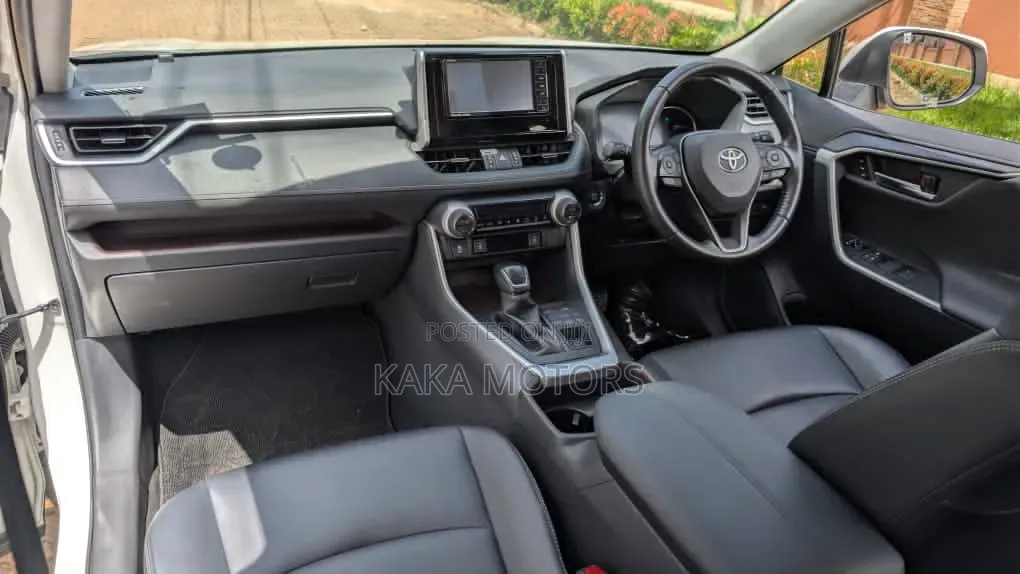Toyota RAV4 2021 White