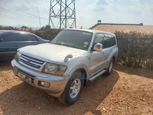 Mitsubishi Pajero 2000 Silver