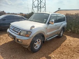Mitsubishi Pajero 2000 Silver
