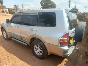 Mitsubishi Pajero 2000 Silver