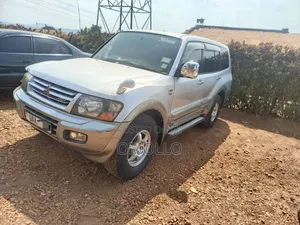 Mitsubishi Pajero 2000 Silver