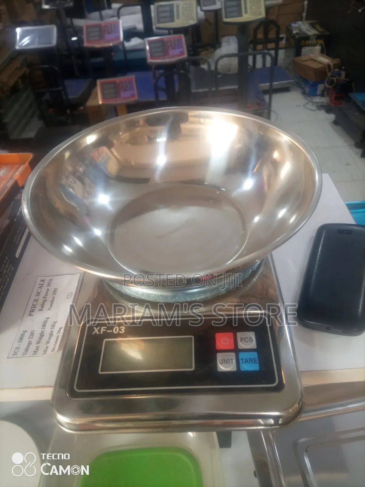 Electronic Scale With a Large Stainless Steel Bowl