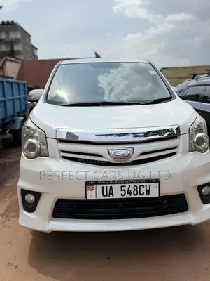 Toyota Noah 2.0 143hp AWD (8 Seater) 2010 White
