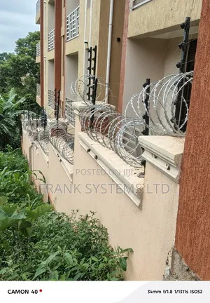 Electric Fence With Stainless Steel Razor Wire
