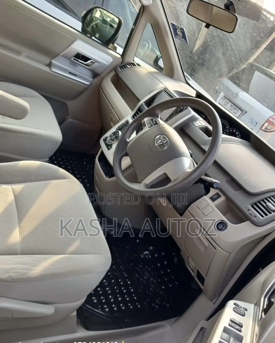 Toyota Noah 2012 Gray