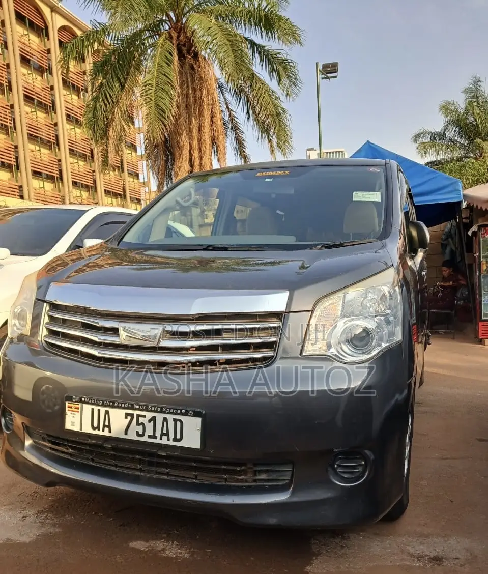 Toyota Noah 2012 Gray