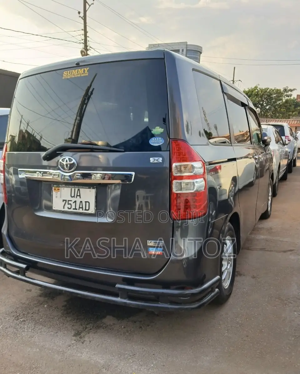 Toyota Noah 2012 Gray