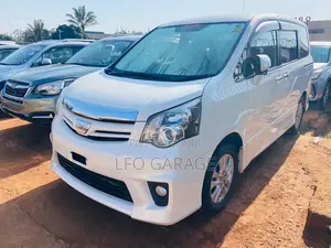 Toyota Noah 2.0 158hp FWD (7 Seater) 2013 White