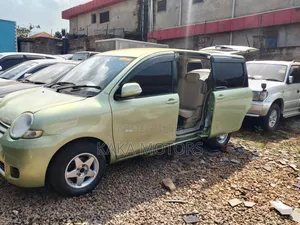 Toyota Sienta 2008 Green