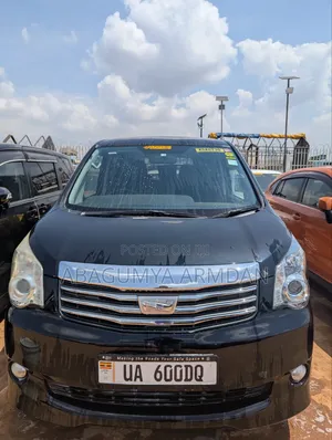 Toyota Noah 2.0 143hp AWD (7 Seater) 2011 Black