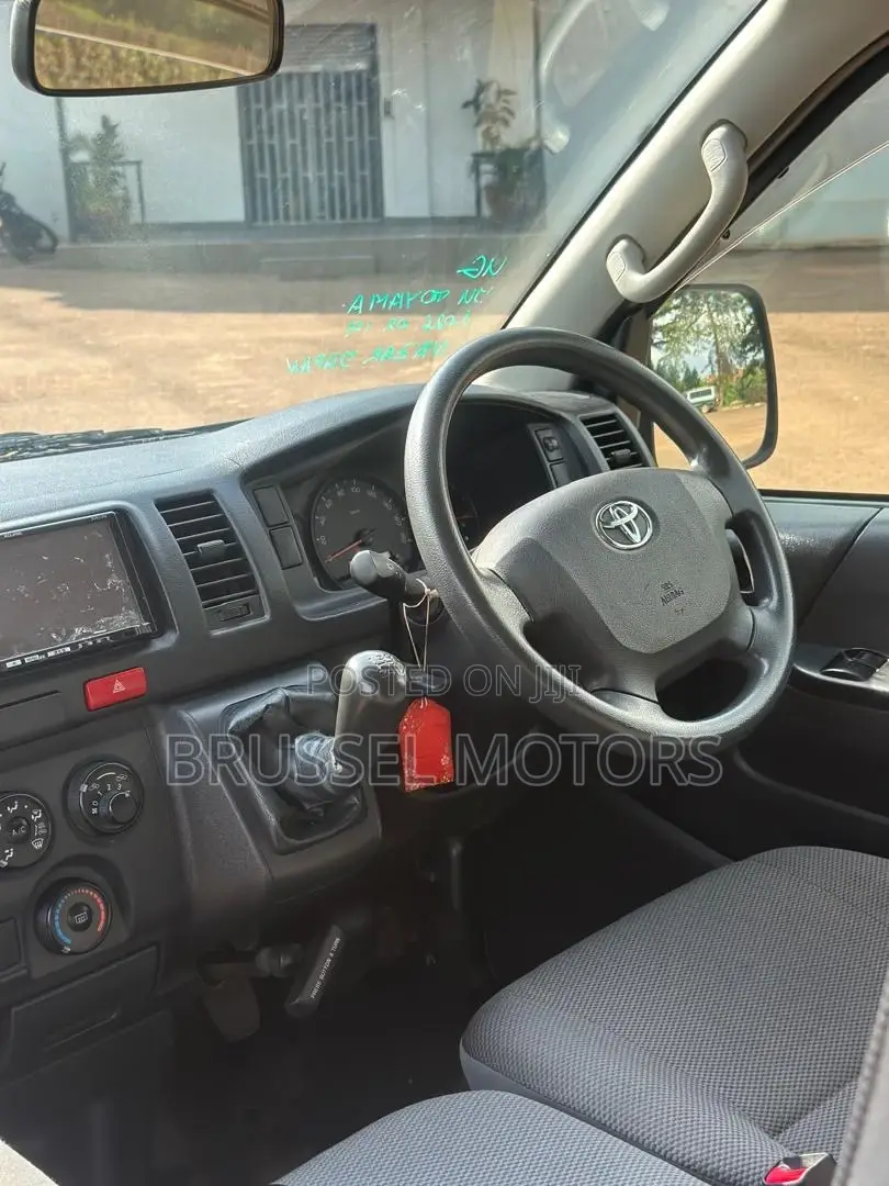 Toyota HiAce 2014 Silver