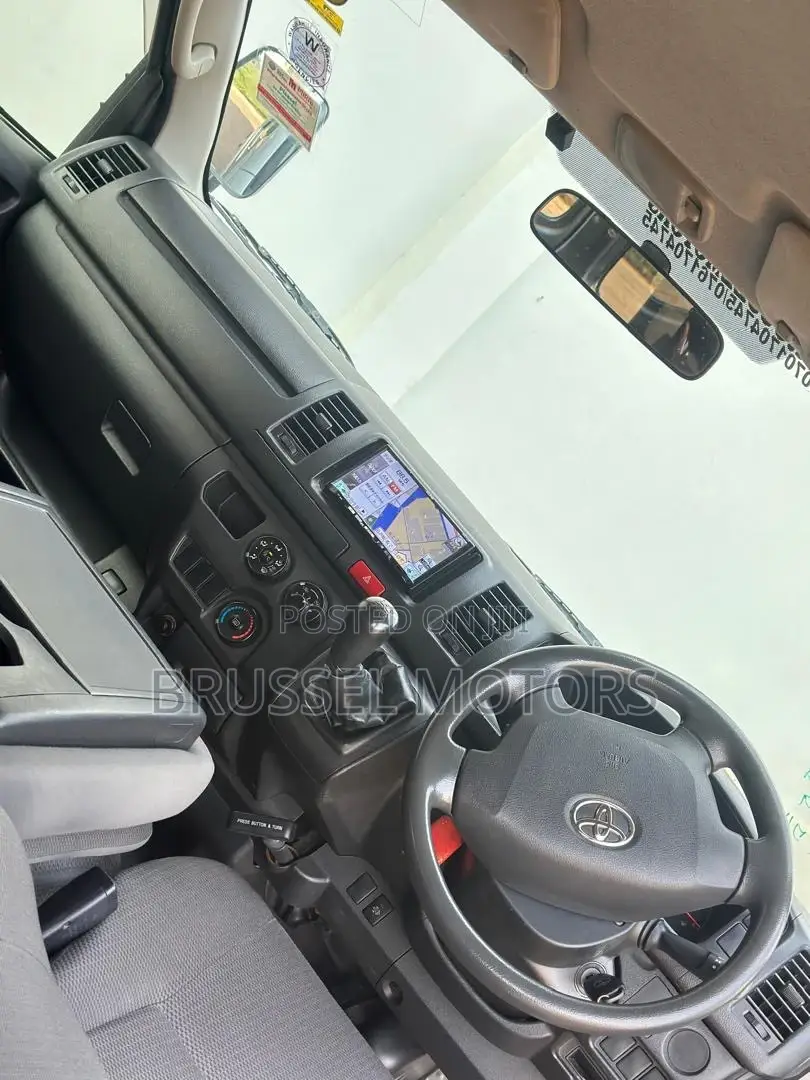 Toyota HiAce 2014 Silver