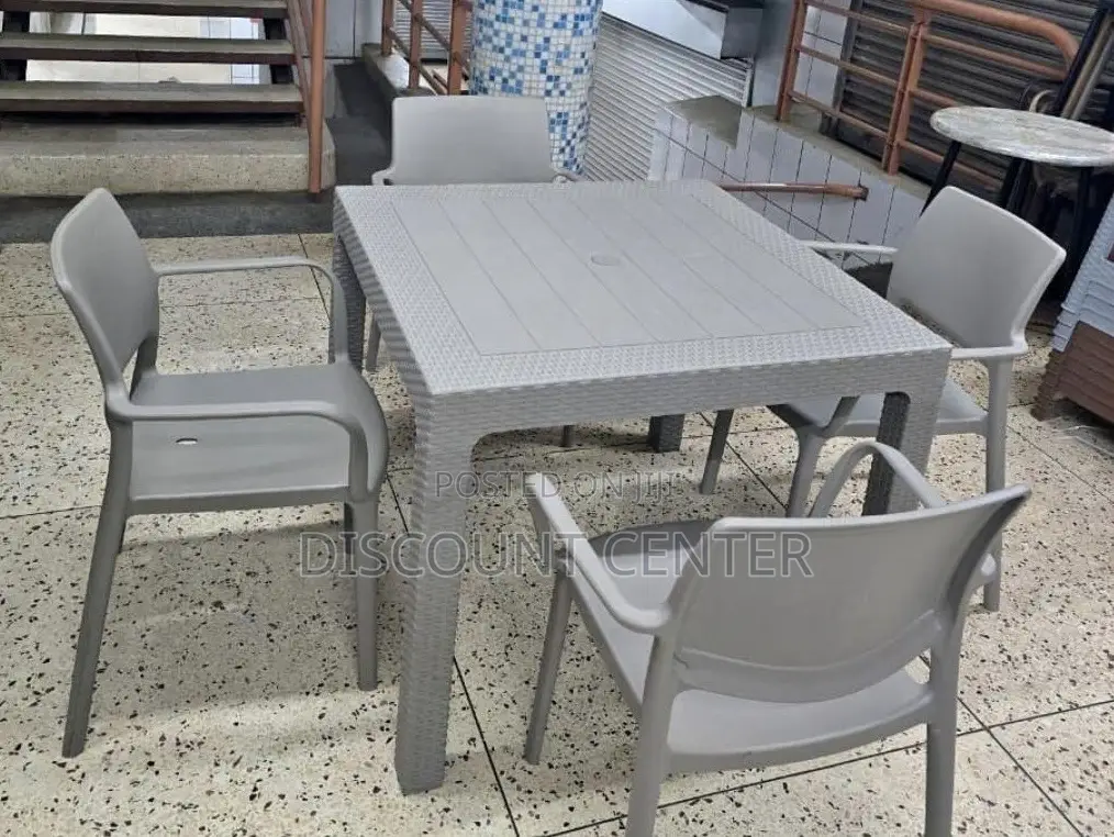 Outdoor Plastic Dinning Table and Chairs