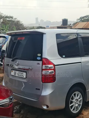 Toyota Noah 2010 Silver