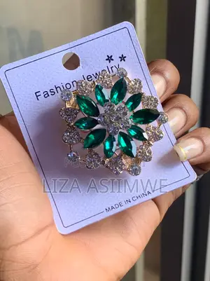 Flower Brooch With a Vibrant Emerald Green Crystal Petals