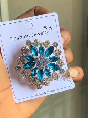 Charming, Star-Mandala Flower Design in a Vibrant Royal Blue