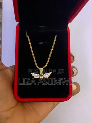 Lady’S Heart Necklace With Sparkling Pavé-Set Angel Wings.