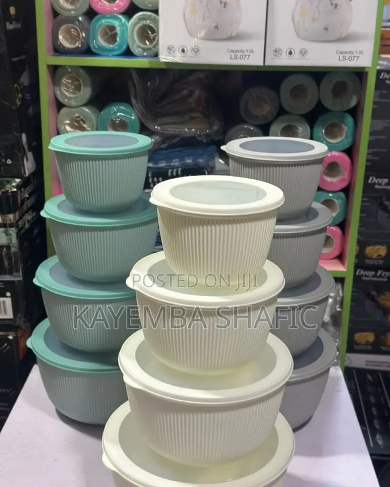 4-Piece Round Plastic Stackable Food Container Set With Airtight Lids