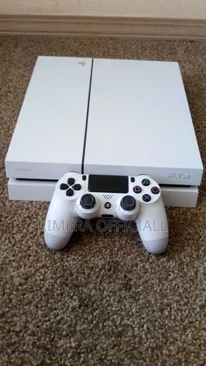 Chipped Ps4, 12 Games, 2 Controllers. Games Include Fc26, Gta 5, More
