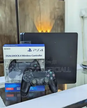 Chipped Ps4 Slim, 12 Games, 2 Controllers. Total Relaxation.