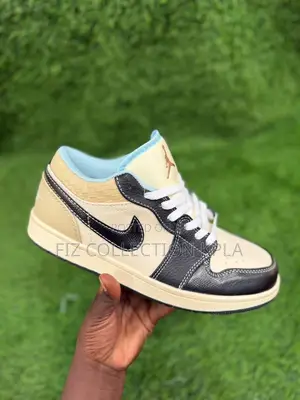 Air Jordan 1 Low Sandstorm Noir