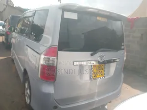 Toyota Noah 2010 Silver
