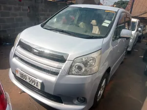 Toyota Noah 2010 Silver