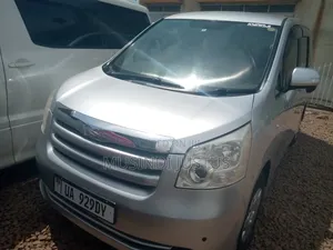 Toyota Noah 2010 Silver