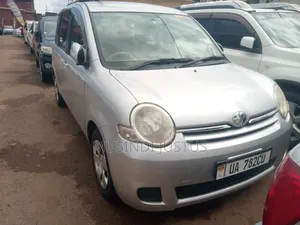 Toyota Sienta 2010 Silver