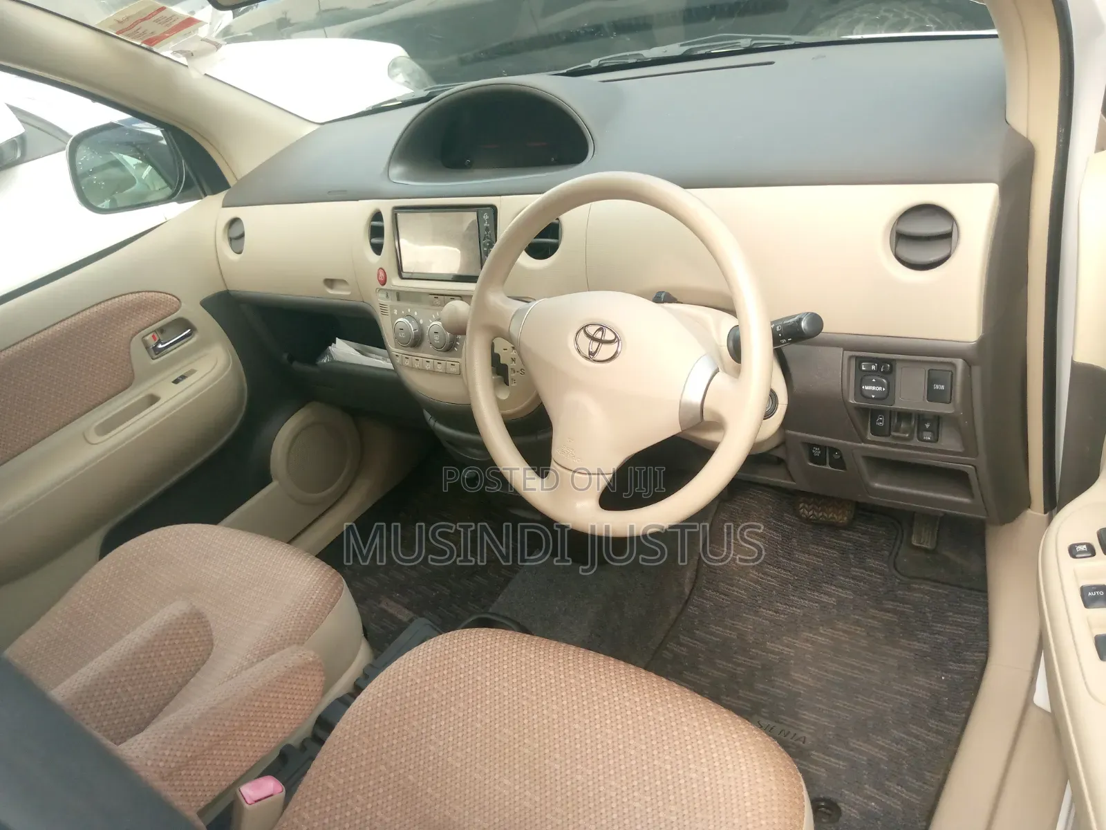 Toyota Sienta 2010 Silver