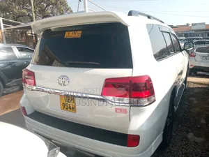 Toyota Land Cruiser 2010 White