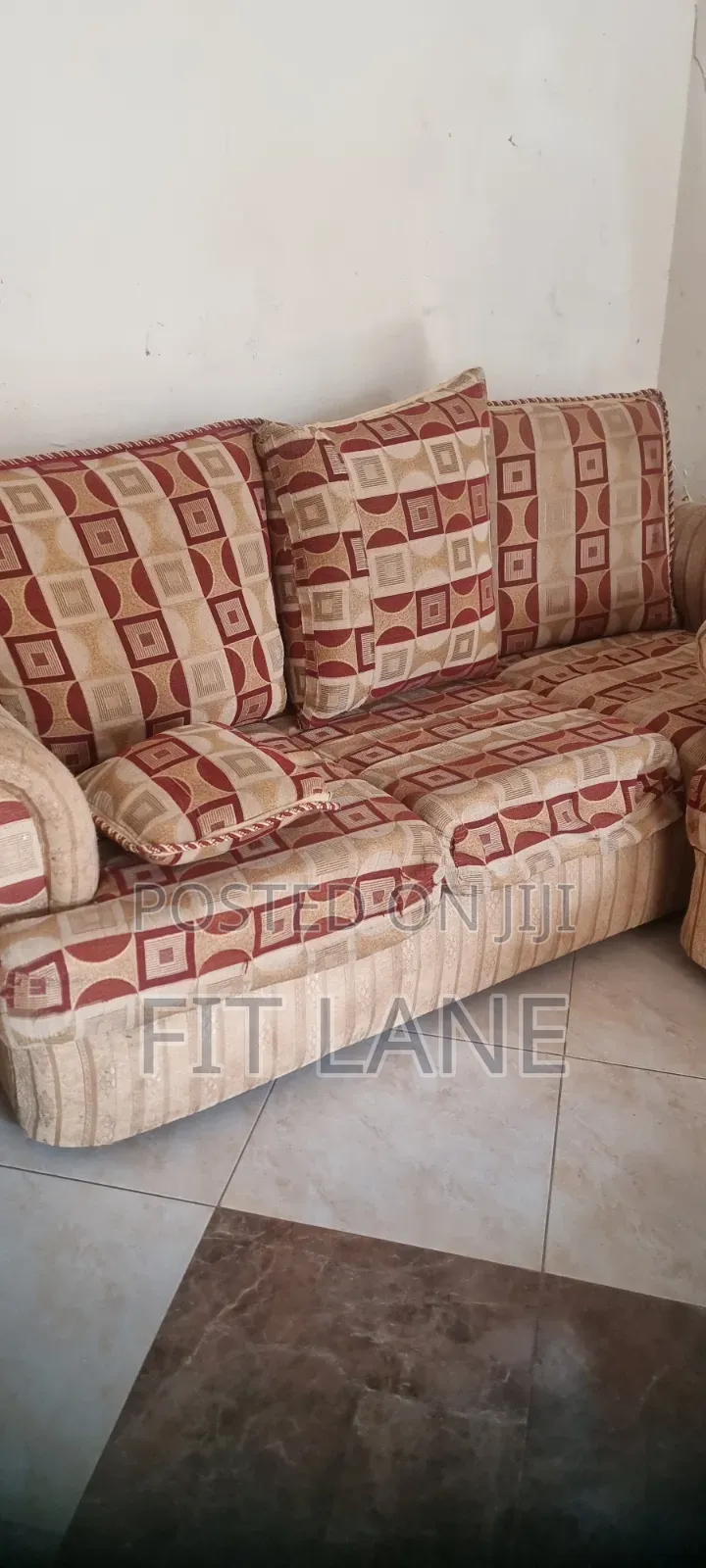 5 Seater Sofa Set Old Design Available in Entebbe