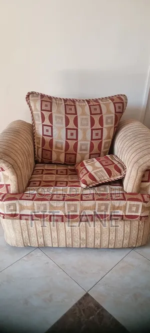 5 Seater Sofa Set Old Design Available in Entebbe