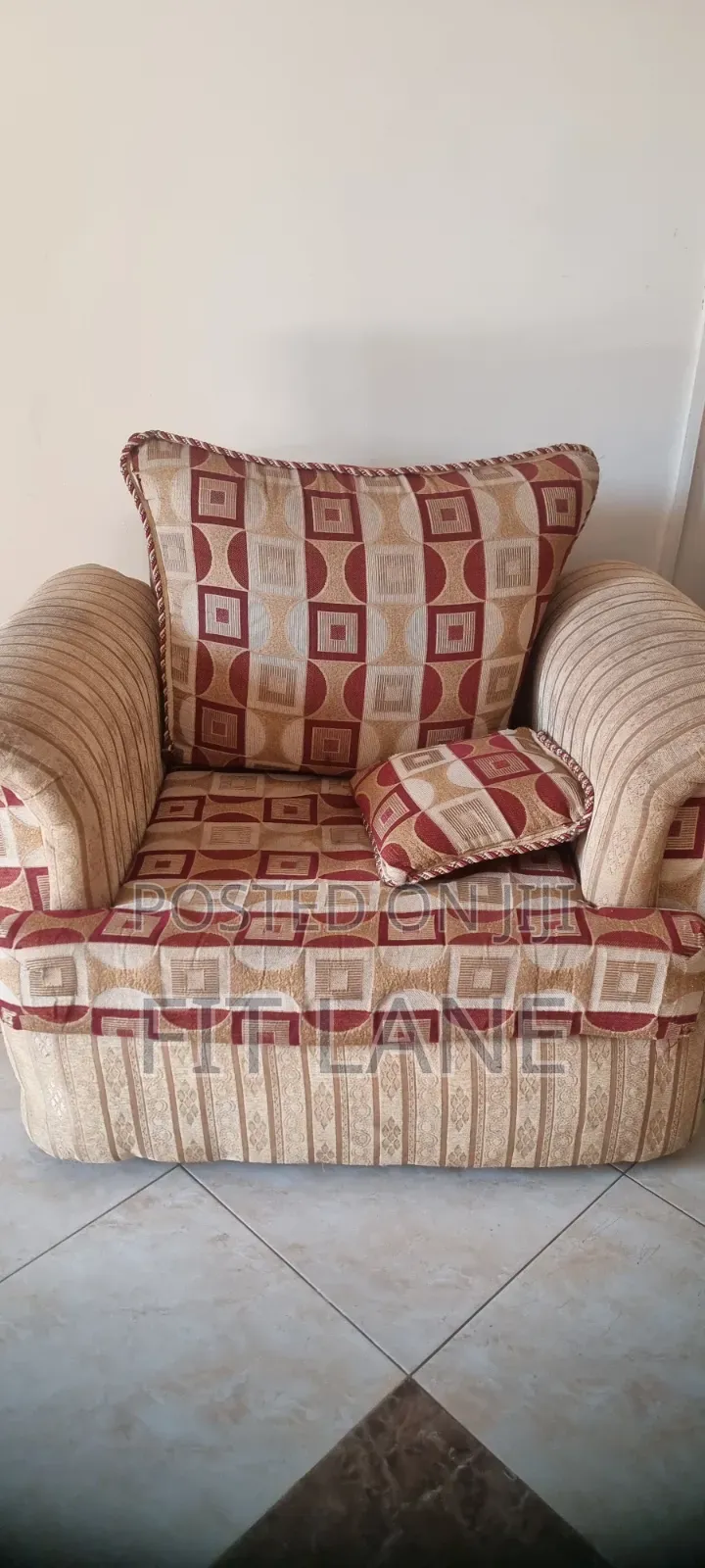 5 Seater Sofa Set Old Design Available in Entebbe