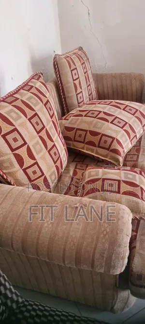 5 Seater Sofa Set Old Design Available in Entebbe