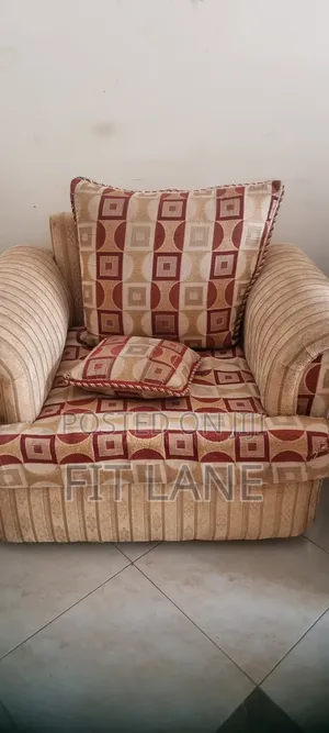 5 Seater Sofa Set Old Design Available in Entebbe