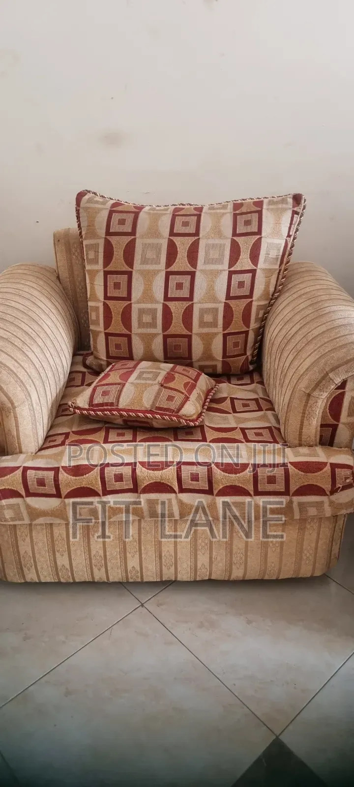 5 Seater Sofa Set Old Design Available in Entebbe