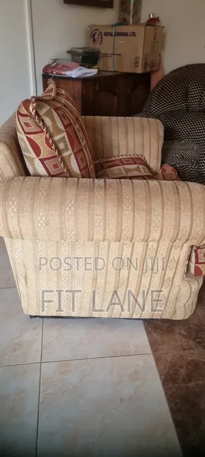 5 Seater Sofa Set Old Design Available in Entebbe